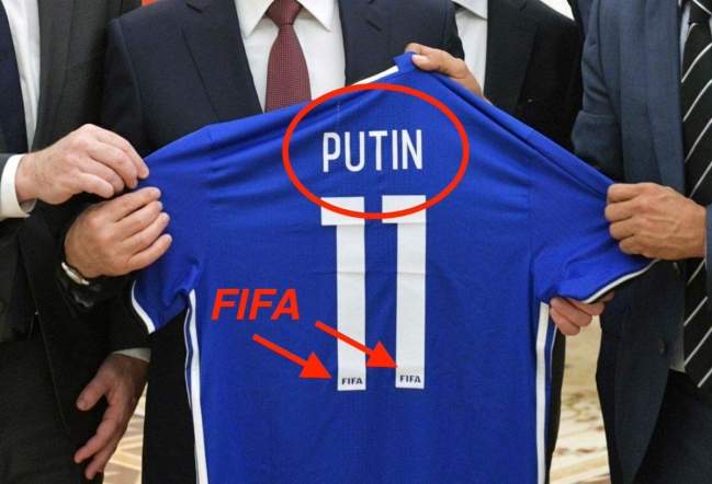 "Спорт вне политики?": президент ФИФА оскандалился с футболкой "Путина" (фото)