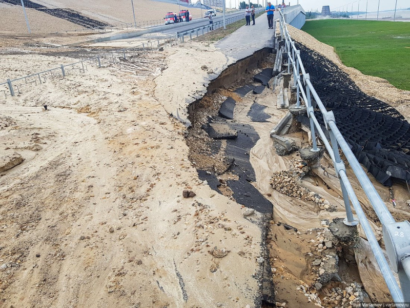 Как уплывают 16 млрд: российский стадион для ЧМ-2018 не пережил дождя (видео)