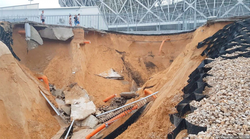 Как уплывают 16 млрд: российский стадион для ЧМ-2018 не пережил дождя (видео)