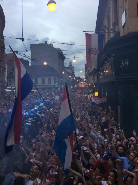 Збірну Хорватії зустріли в Загребі тисячі фанатів (відео)