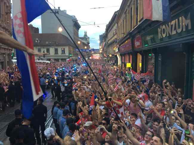 Збірну Хорватії зустріли в Загребі тисячі фанатів (відео)
