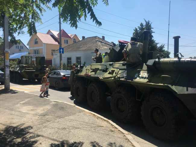 "Еще одна группа аниматоров": в Крыму заметили колонну военной техники из РФ (фото, видео)