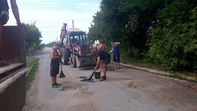 "Дешево и сердито": сеть насмешил ремонт дорог в "ЛНР" (фото)