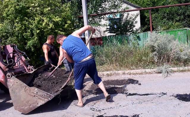 "Дешево и сердито": сеть насмешил ремонт дорог в "ЛНР" (фото)