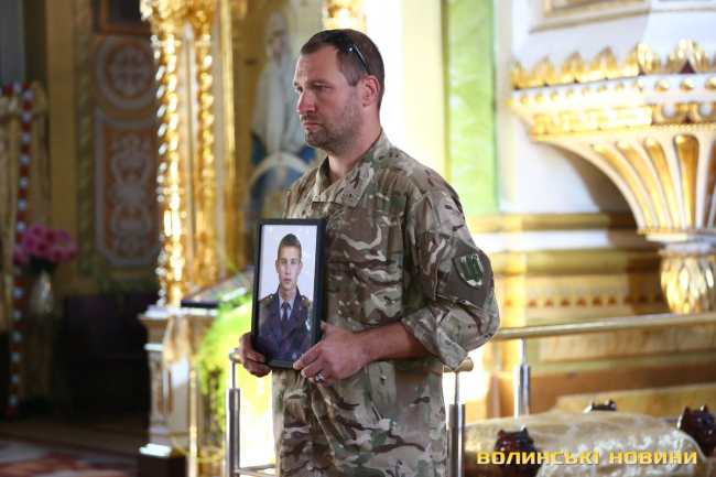 "Так тяжело терять молодых": Украина провела в последний путь двух Героев (фото)