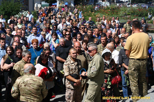 "Так тяжело терять молодых": Украина провела в последний путь двух Героев (фото)