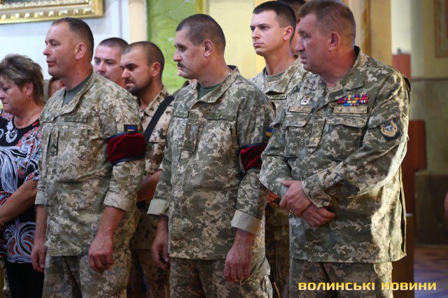 "Так тяжело терять молодых": Украина провела в последний путь двух Героев (фото)