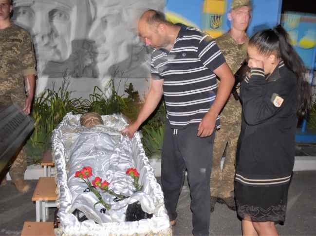 "Так тяжело терять молодых": Украина провела в последний путь двух Героев (фото)