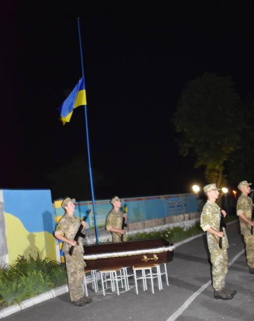 "Так тяжело терять молодых": Украина провела в последний путь двух Героев (фото)