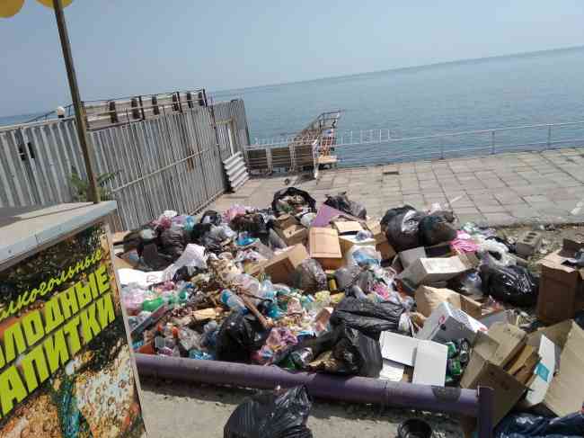 "Русский мир во всей красе": пляж в Крыму превратился в свалку (фото)