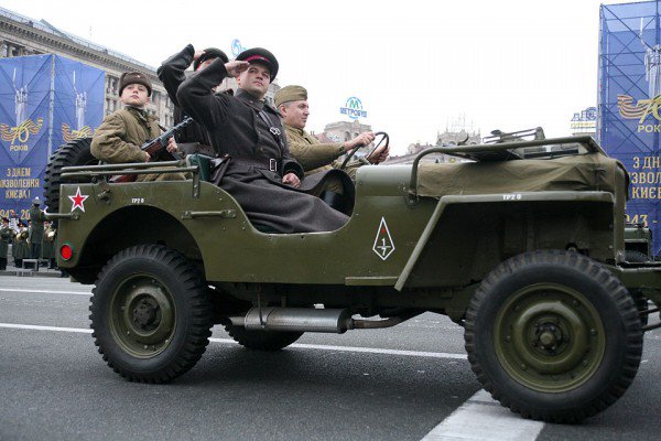 "Это отвратительно": в сети вспомнили "совковый" военный парад на Крещатике в 2013 году (фото)