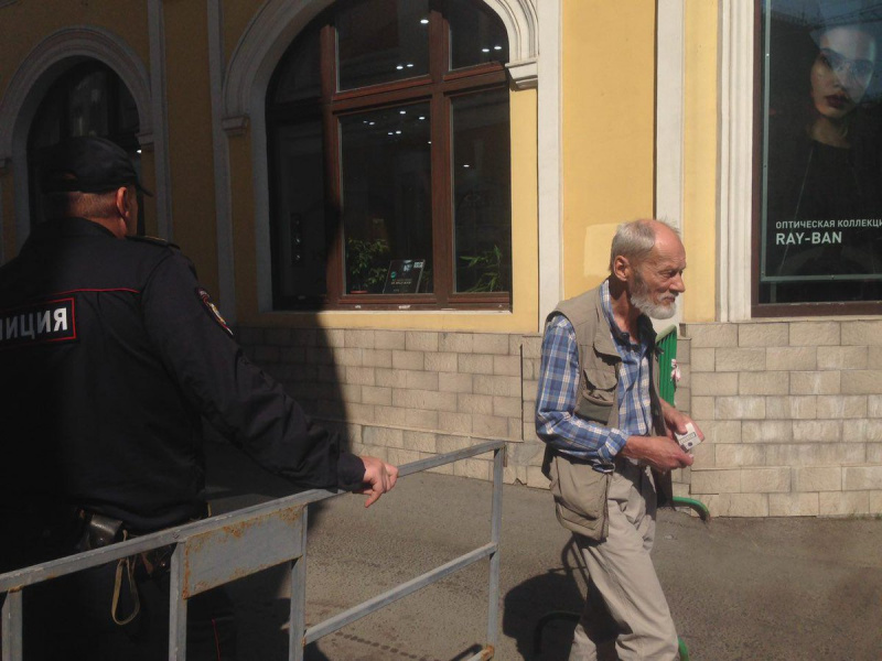 "Его свобода важнее": в Москве на митинге в поддержку Сенцова задержали внучку известной поэтессы