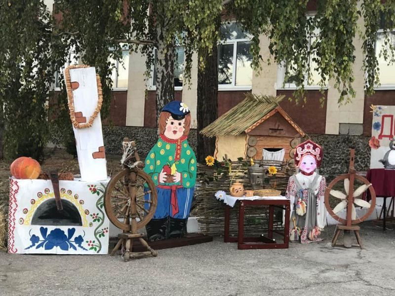 &quot;Спів в кокошниках вирішує проблеми&quot;: у Криму влаштували пропагандистську акцію з дітьми та українським вінком (фото)