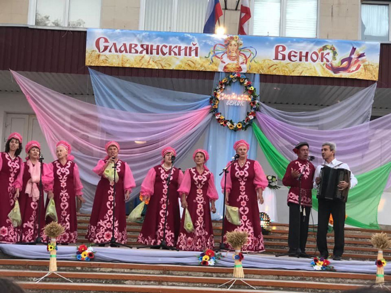 &quot;Спів в кокошниках вирішує проблеми&quot;: у Криму влаштували пропагандистську акцію з дітьми та українським вінком (фото)