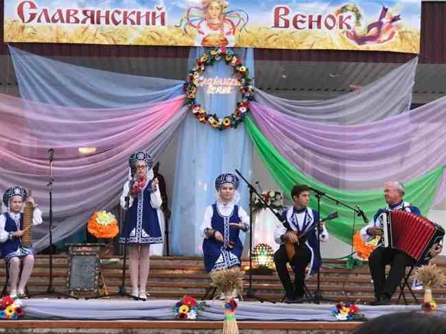 &quot;Спів в кокошниках вирішує проблеми&quot;: у Криму влаштували пропагандистську акцію з дітьми та українським вінком (фото)