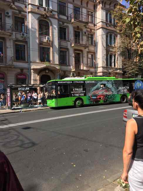 "Стекло в дребезги": в центре Харькова троллейбус протаранил остановку (фото)