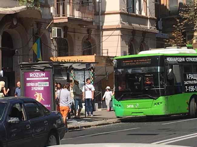 "Стекло в дребезги": в центре Харькова троллейбус протаранил остановку (фото)