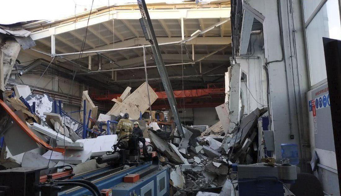 Обрушенная крыша завода похоронила под собой троих россиян (жуткое видео)