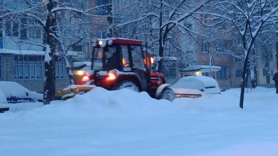 Украина ушла под снег: в сети делятся фото и видео
