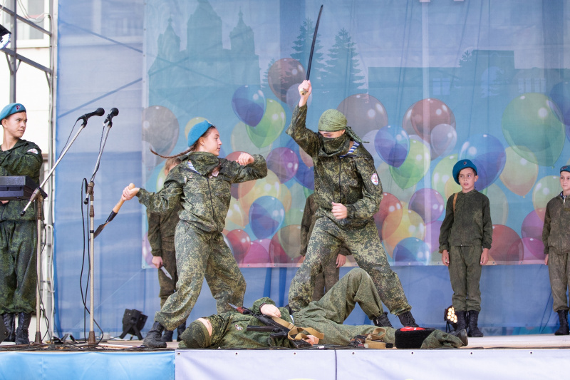 Шашки, штыки, пистолеты: выступление детей в Джанкое ужаснуло сеть (фото)