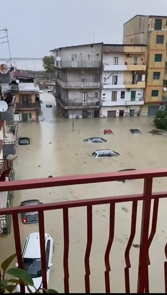 Юг Италии ушел под воду: фото и видео разрушительного наводнения