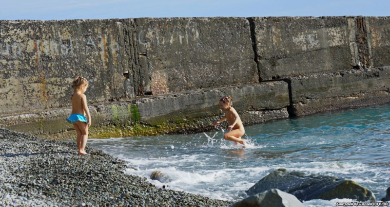 "Алыча в цвету и первые пляжники": в сети показали фотографии весеннего Крыма
