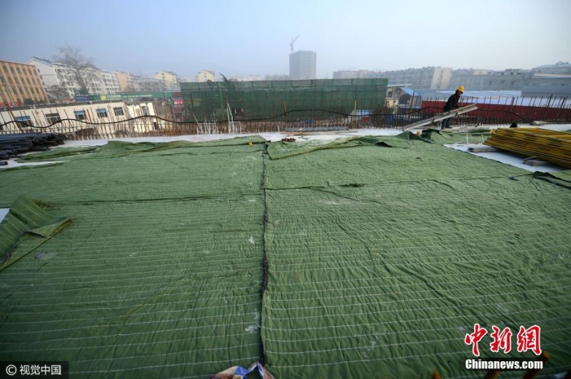 В Китае дорогу укрыли яркими одеялами из-за сильных морозов