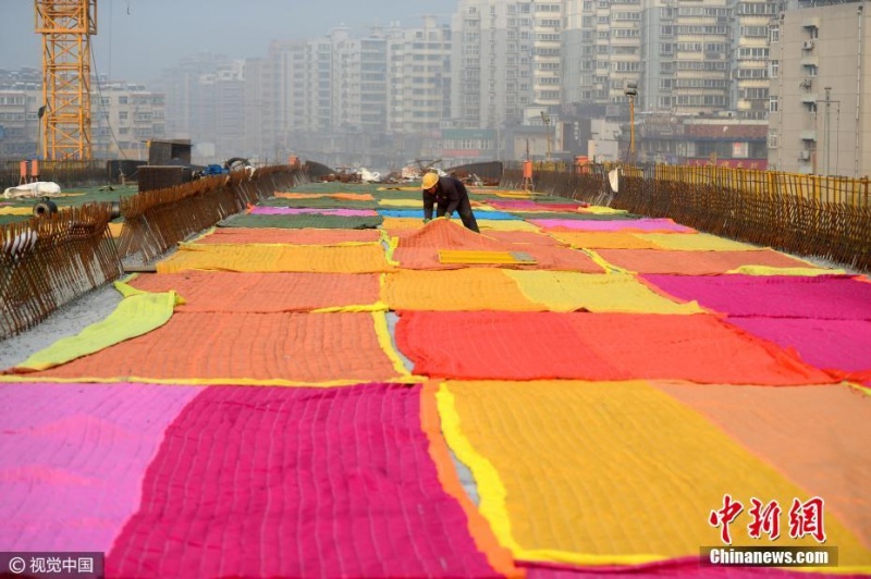 В Китае дорогу укрыли яркими одеялами из-за сильных морозов