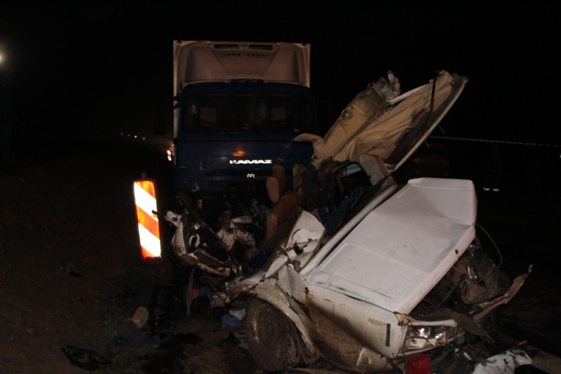 В оккупированном Крыму автомобиль при обгоне фуры попал под грузовик на встречной полосе