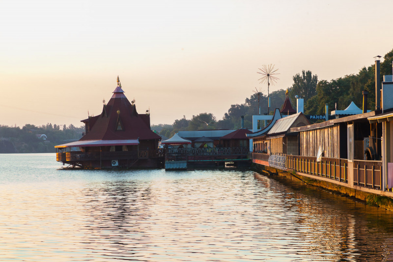 У Дніпрі катер з нетверезим капітаном врізався в ресторан