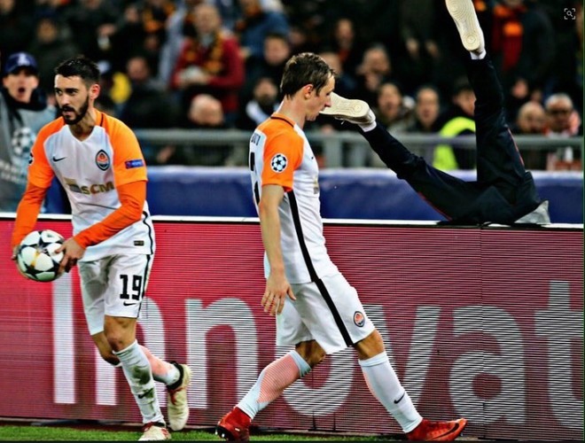 Улетел за рекламный щит: футболист &quot;Шахтера&quot; грубо толкнул парня, подававшего мячи (видео)