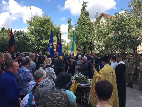 Без отца осталось двое детей: на Волыни провели в последний путь погибшего на Донбассе бойца (фото)