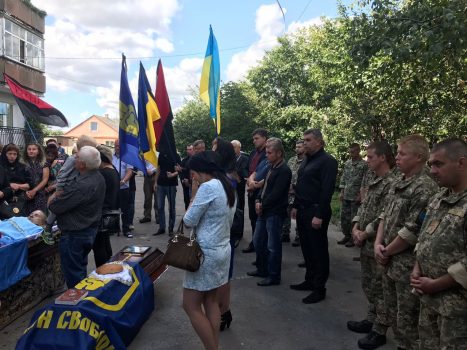 Без отца осталось двое детей: на Волыни провели в последний путь погибшего на Донбассе бойца (фото)