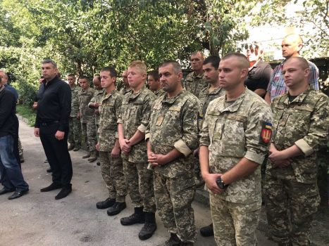Без отца осталось двое детей: на Волыни провели в последний путь погибшего на Донбассе бойца (фото)