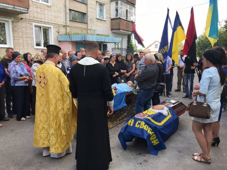 Без отца осталось двое детей: на Волыни провели в последний путь погибшего на Донбассе бойца (фото)