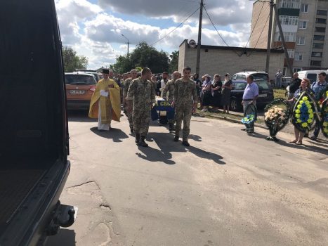 Без отца осталось двое детей: на Волыни провели в последний путь погибшего на Донбассе бойца (фото)