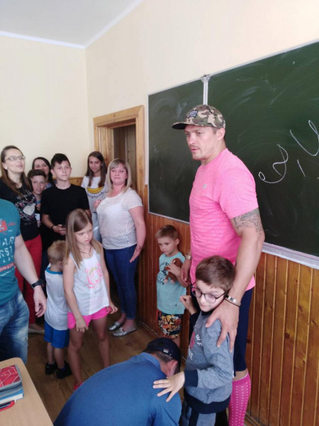 "Обличчя сяяли від радості": Усик ощасливив школярів на Прикарпатті (фото)