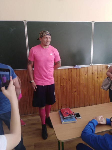 "Обличчя сяяли від радості": Усик ощасливив школярів на Прикарпатті (фото)