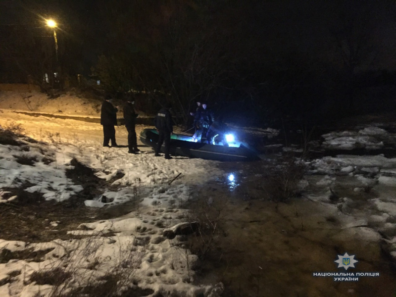 На Київському морі віднесло на кризі рибалок (фото)