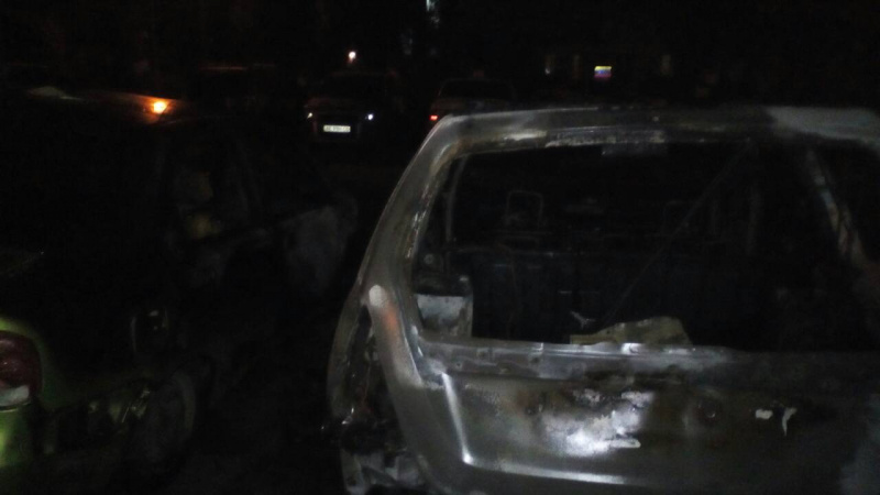 "Пролунав різкий хлопок": у Дніпрі вночі на стоянці горіли п'ять автомобілів (фото)