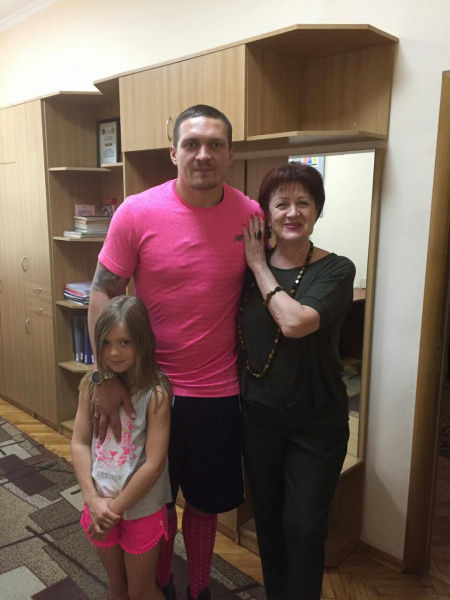 &quot;Обличчя сяяли від радості&quot;: Усик ощасливив школярів на Прикарпатті (фото)