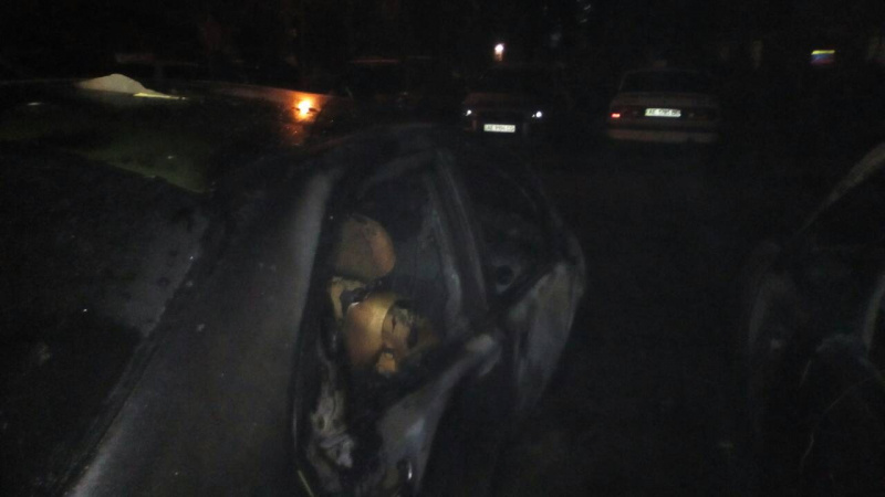 "Пролунав різкий хлопок": у Дніпрі вночі на стоянці горіли п'ять автомобілів (фото)