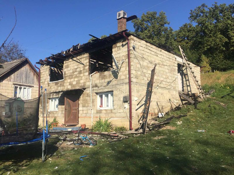 Поки батьки були закордоном: під Ужгородом дитина врятувалася з палаючого будинку