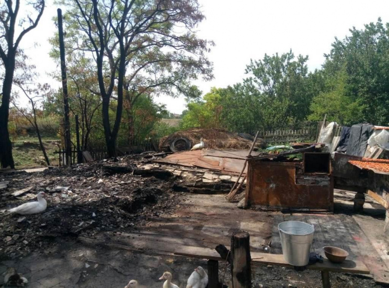 Сгорел дотла: в Запорожской области шаровая молния уничтожила дом