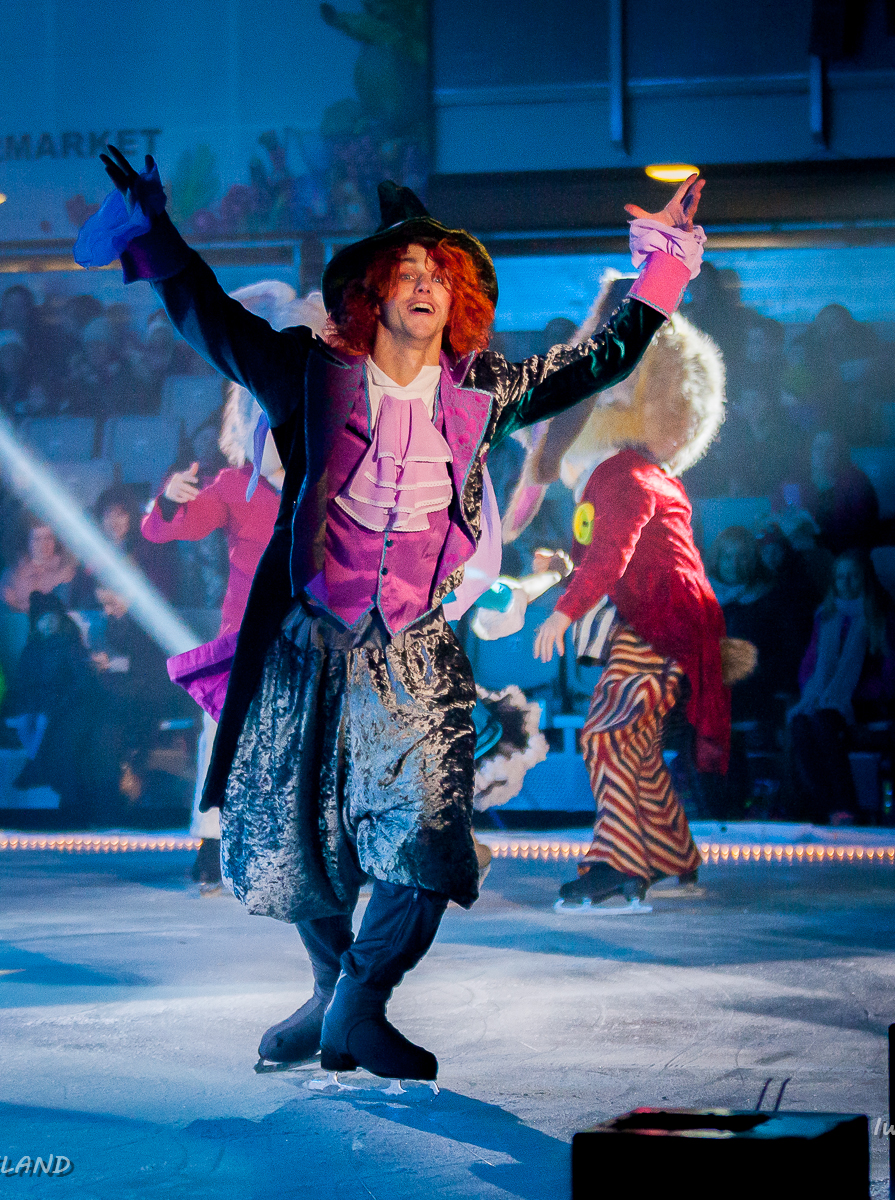 Топ-5 причин посетить детское шоу "Алиса в Зазеркалье на льду"