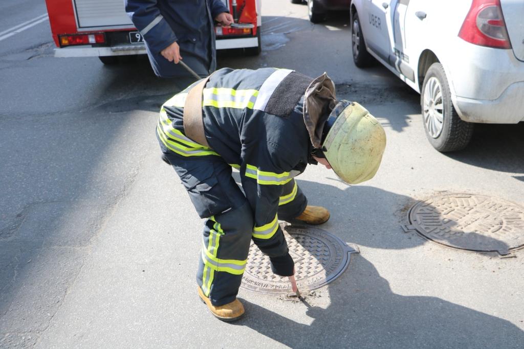 У Києві біля вокзалу загорілася будівля: рятувальники перекривали дорогу (фото)
