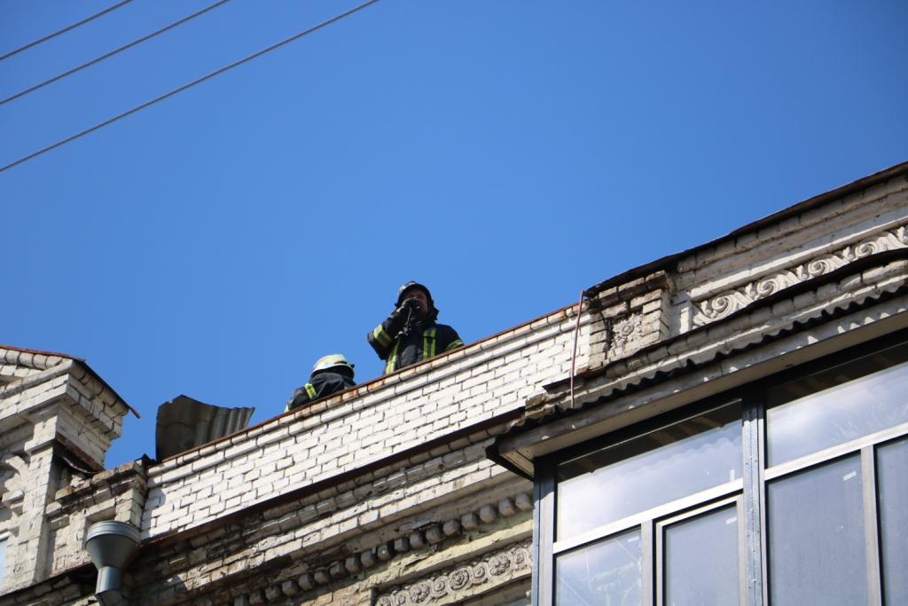 У Києві біля вокзалу загорілася будівля: рятувальники перекривали дорогу (фото)