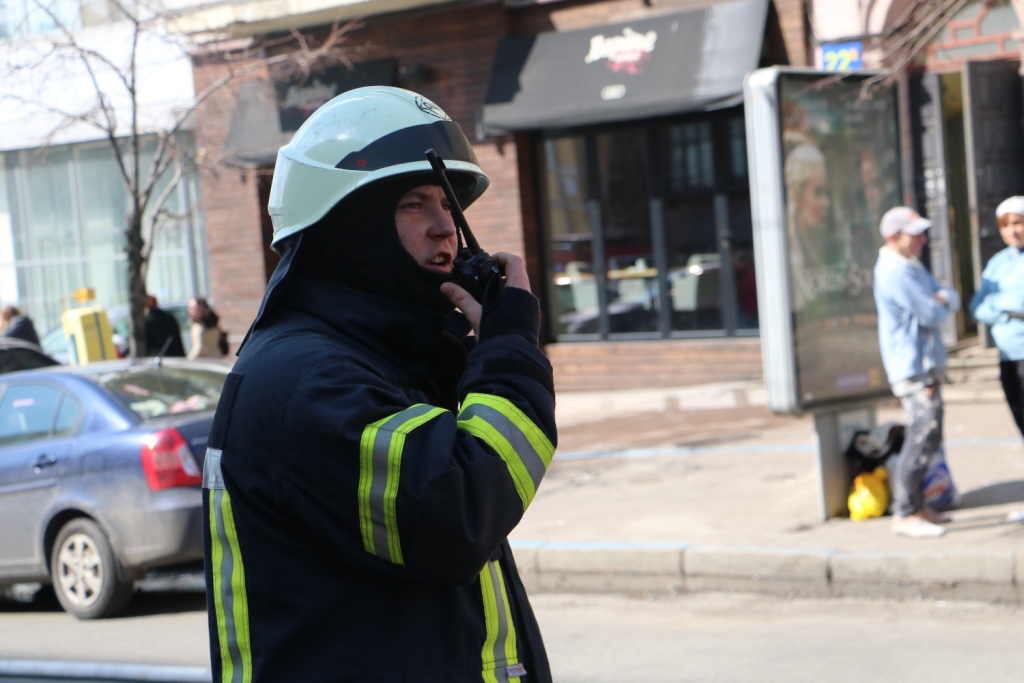 У Києві біля вокзалу загорілася будівля: рятувальники перекривали дорогу (фото)