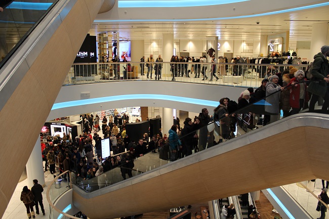 Чергу на ескалатори в Цумі