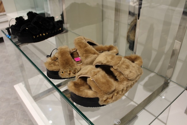 Босоніжки з штучного хутра за 5 545 грн
